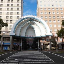 中央通りを跨いで西に伸びる高松兵庫町商店街 