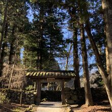 立派な鳥居をくぐり、淵に向かいます。