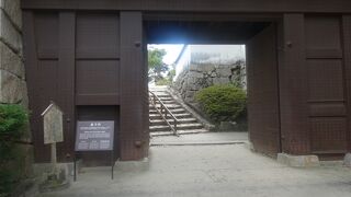 後楽園から向かって最初にくぐる門