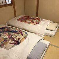 ふかふかの布団でぐっすり眠れた。洋間と日本間の続き部屋