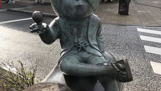 妖怪の像や土産物店