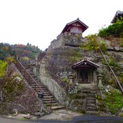 岩山の上にあります