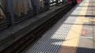 ８１５系の場合、座席がロングシートだけでなく、カーテンの設備もありません