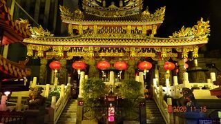 参拝客が多いのは、三国志の関羽の人気かと思っていたら、「主神　関聖帝君」は金運の神様で商売繁盛の神様でもある様でした。