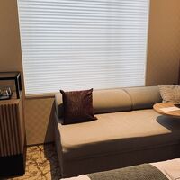 窓辺のソファー