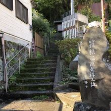 神社の入口にある、箱根温泉発祥の地の石碑