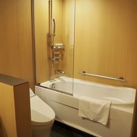 シャワーは壁の方向に当たるように浴びましょう