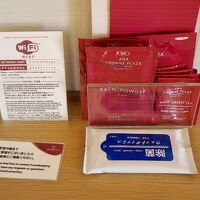 コンプリメンタリーの紅茶、アイマスク、バスパウダー