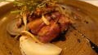 ビビッドな内装が印象的なオールデイダイニング