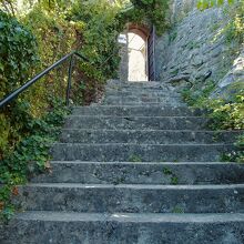 カンリクラ城塞へは階段が続きます