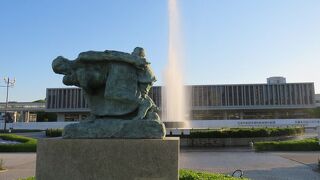 【嵐の中の母子像】前かがみになって子どもたちを守ろうとする母の強い意志