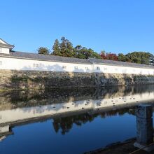 右側の長い櫓。内部は開国記念館