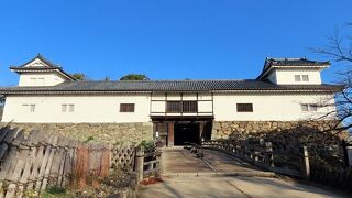 【天秤櫓】真ん中に橋。ユニークな櫓