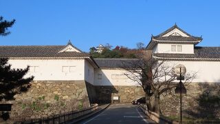 【佐和口多聞櫓】左右に多聞櫓。なかなかの迫力