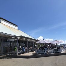 海の見えるテラス席が気持ちいい