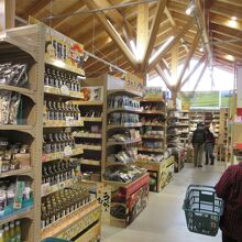 店内は地元野菜などが豊富に揃っていました