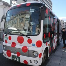 タウンスニーカー水玉乱舞号（草間彌生）