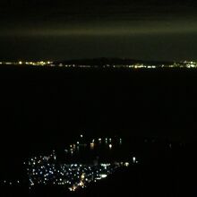 戸田の夜景の先には駿河湾を挟んで清水の街の夜景も望めます