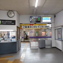 浜坂駅改札、こういう国鉄っぽい駅が多い