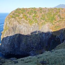 右のくぼんだ絶壁から、滝が流れています。