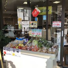 入り口には野菜と消毒用アルコール