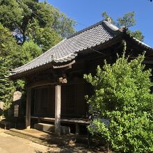 階段の上にある本堂