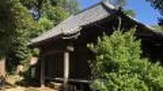 山門横の小径から、１４０段の階段の先にある