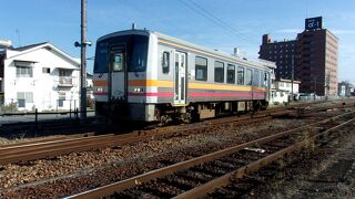 山陽本線の姫路駅から中国山地の新見駅を結ぶJRのローカル線。末端近くは単線をわびしく単行の気動車が走る。