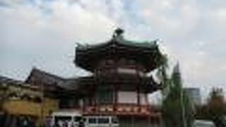 露店が並ぶ参道