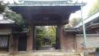 人出の多い本郷通りに面している門から入ると、入徳門から入って大成殿にお参りしてそのまま帰るパターンが多いようです。