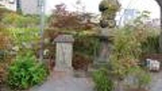 とても小さな石碑