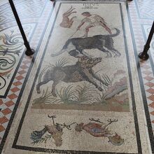床には、ポンペイで発掘された狩りのモザイク