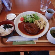 和牛ハンバーグと萩野菜のランチ