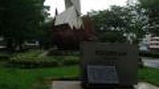 戦災からの復興を記念する珍しい碑