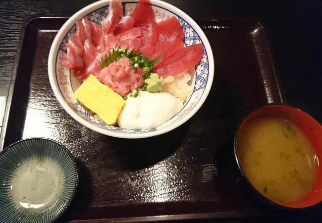 夕食で鮪のやまかけ丼をいただきました