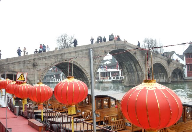 朱家角のシンボルでもある、石造りのアーチ橋