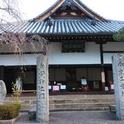 温泉街の高台にあるお寺