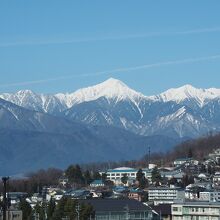 天守閣から見た常念岳（中央）