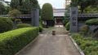 新寺通りの北側に並ぶ寺院のひとつ