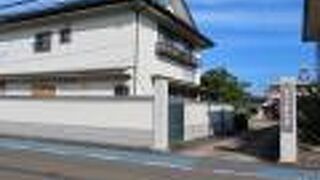 連坊の駅から近く、松音寺のブロックの東側