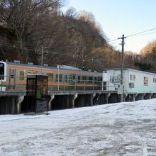 大前駅で折り返しを待つ211系