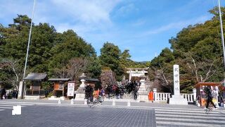 参拝客たくさん、武田氏ゆかりの神社