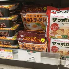 日本でも有名なインスタントラーメンも売っていますが、当然割高