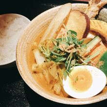 チキンと野菜カレー　無料トッピングのレンコン