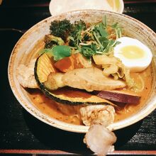 チキンと野菜カレー　無料トッピングのブロッコリー