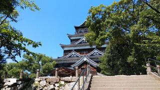 都会の中に残るお城