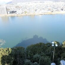 水面に犬山城天守の影ができていました