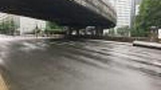 首都高がじゃまになり、雑然とした印象に