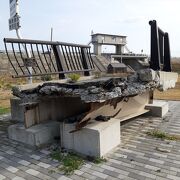 東日本大震災の津波で破壊された歩道橋の一部