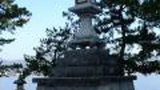 厳島神社の手前にあります。